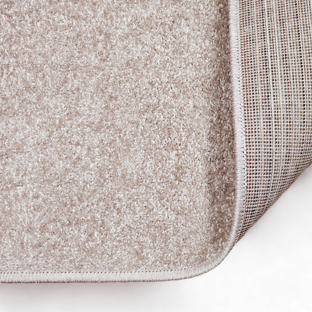 Calluna matto 160x235 cm beige: Tyylikäs nukkamatto, joka tuo pehmeyttä ja lämpöä sisustukseen. Sopii erinomaisesti olohuoneeseen tai makuuhuoneeseen. Koko 160x235 cm.