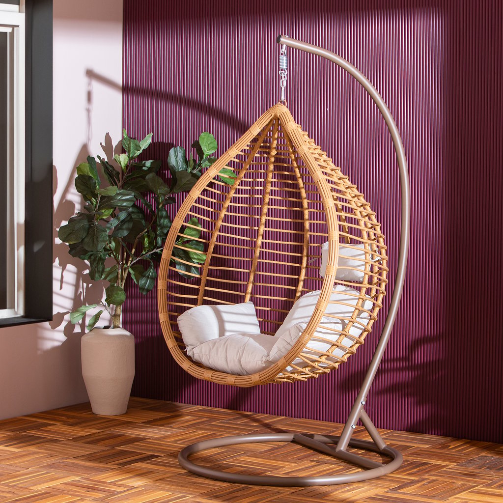 Pisara riipputuoli khaki/ruskealla jalustalla, khaki/beige: Tyylikäs Pisara-riipputuoli, joka tuo mukavuutta ja tyyliä parvekkeelle tai terassille. Luonnollinen rottinki, khaki runko ja beige pehmuste.