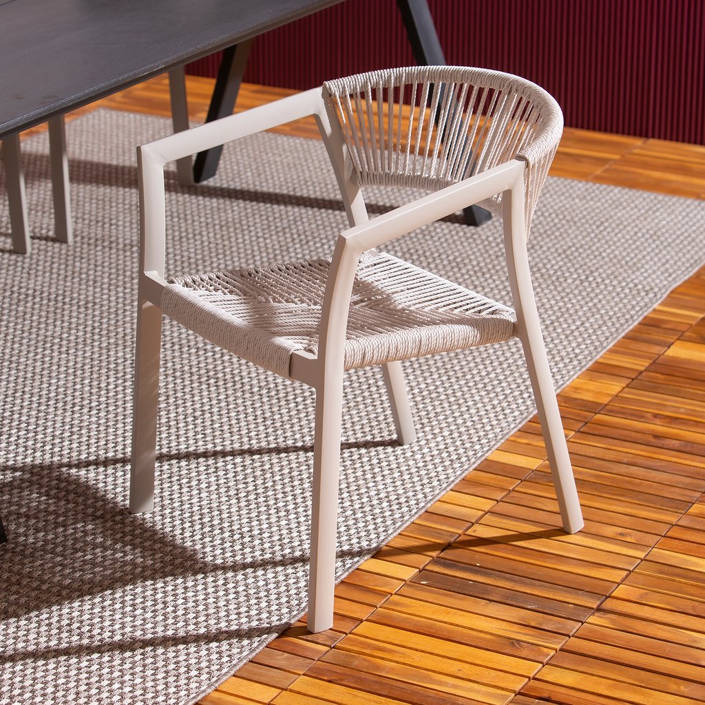 Elegance ruokapöydän tuoli khaki alumiini (pinottava): Eleganteista alumiinista valmistettu pinottava ruokatuoli khakivärissä. Täydellinen terassille tai parvekkeelle, jossa tyylikäs ja käytännöllinen istumapaikka.