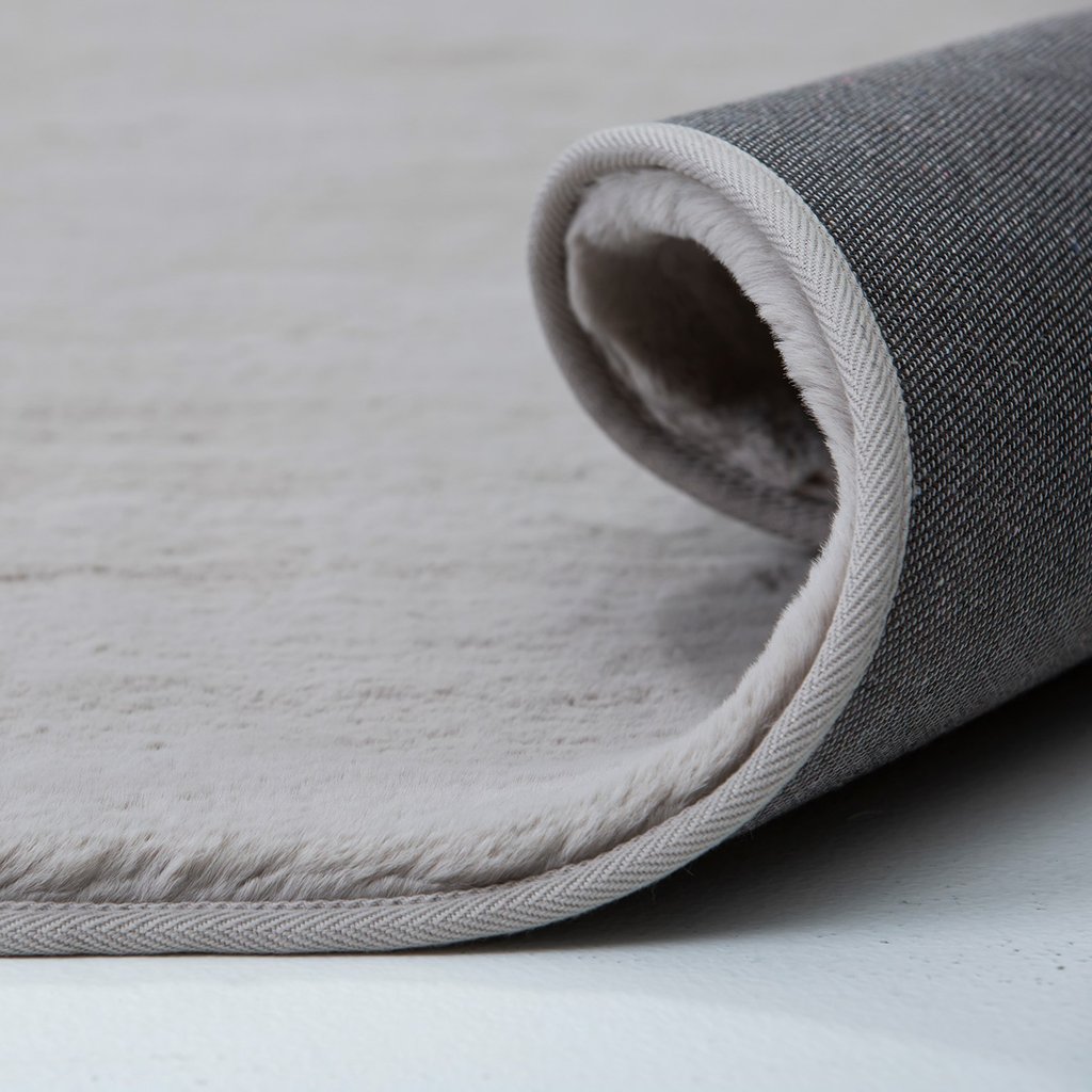 Pehmo matto 160x230 cm, beige: Pehmeä beige villamatto, koko 160x230 cm. Täydellinen lisäys olohuoneeseen tai makuuhuoneeseen, luo lämpöä ja tyyliä.