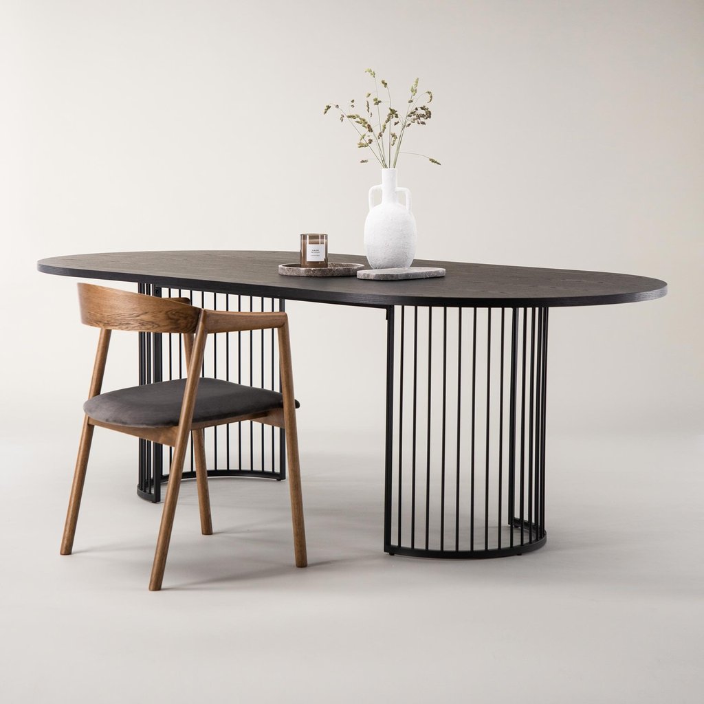 Hamneskär ruokapöytä 110x220 cm, musta: Tyylikäs musta ruokapöytä kahdeksalle, mitat 110x220 cm, täydellinen ruokailutilaan moderniin sisustukseen. Kestävä ja elegantti valinta.