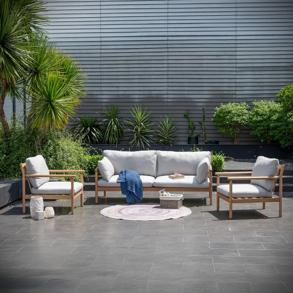 Alsvik nojatuoli: Tyylikäs 1-istuttava nojatuoli ulkokäyttöön, pehmusteet lisämukavuutta varten. Erinomainen valinta terassille tai puutarhaan.