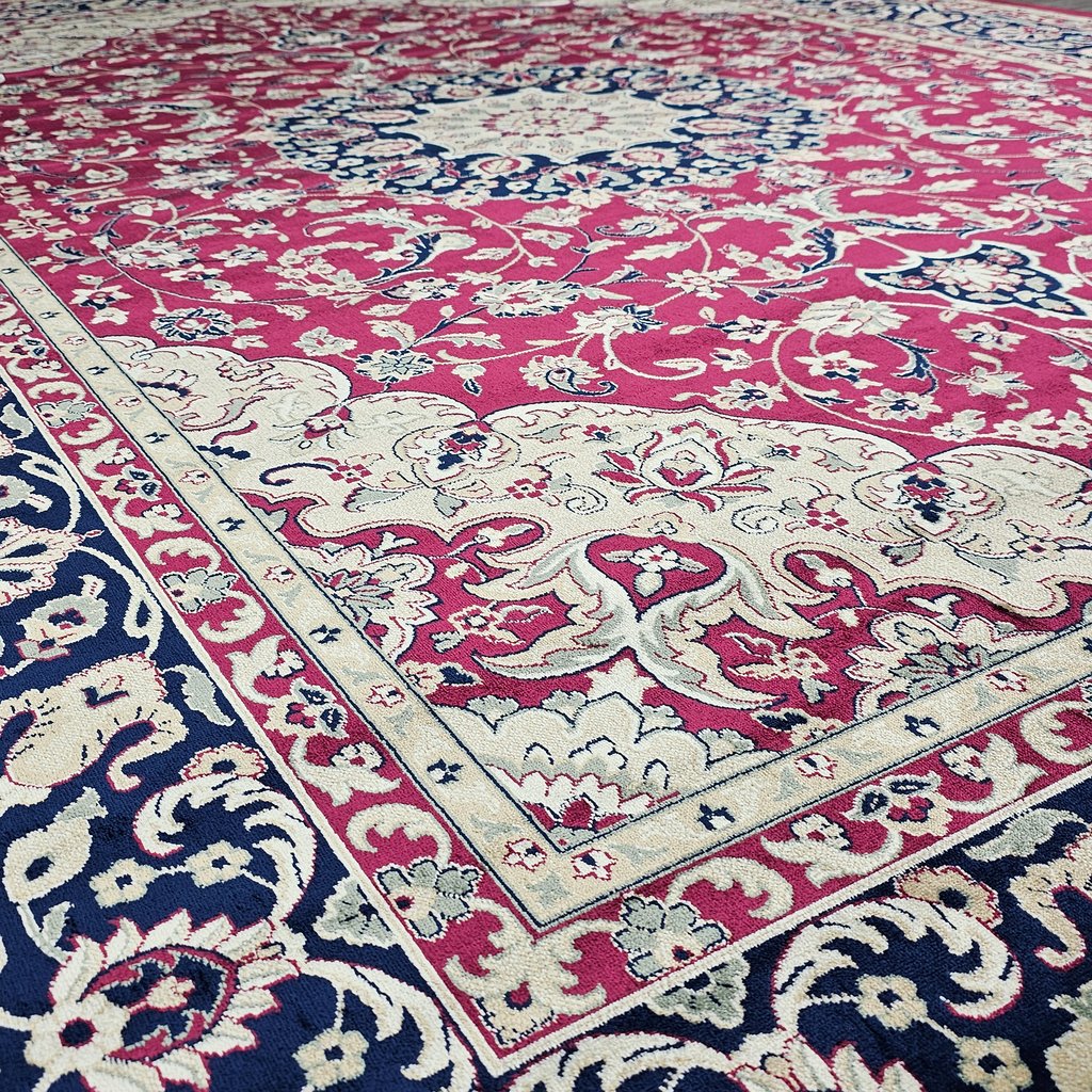 Lindos matto 200x290 cm punainen: Punainen juuttimatto, 160x230 cm, tuo lämpöä ja tyyliä sisustukseen. Sopii täydellisesti olohuoneeseen tai makuuhuoneeseen. Luonnonkuitu, kestävä ja ekologinen valinta.
