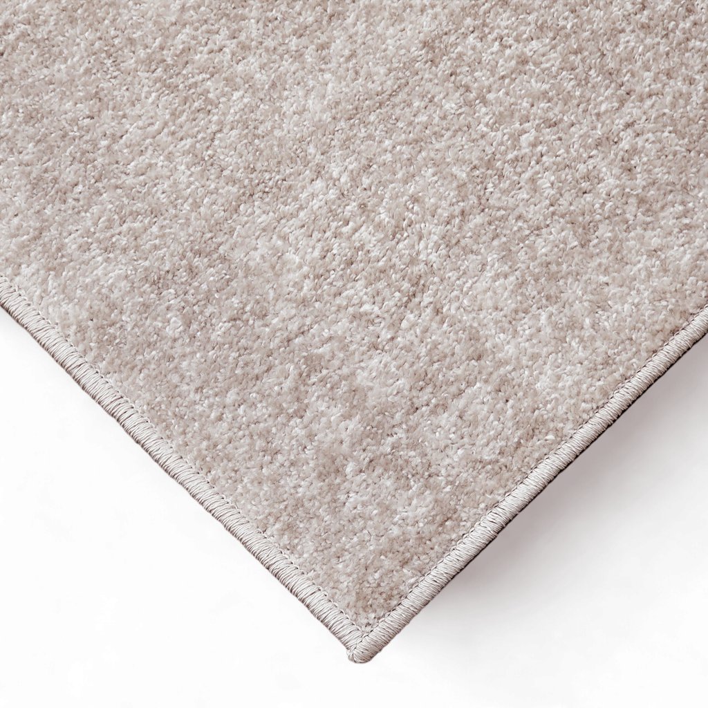 Calluna matto 160x235 cm beige: Pehmeä Calluna-nukkamatto, koko 160x235 cm, tuo kodikkuutta ja väriä sisustukseen. Sopii olohuoneeseen tai makuuhuoneeseen.