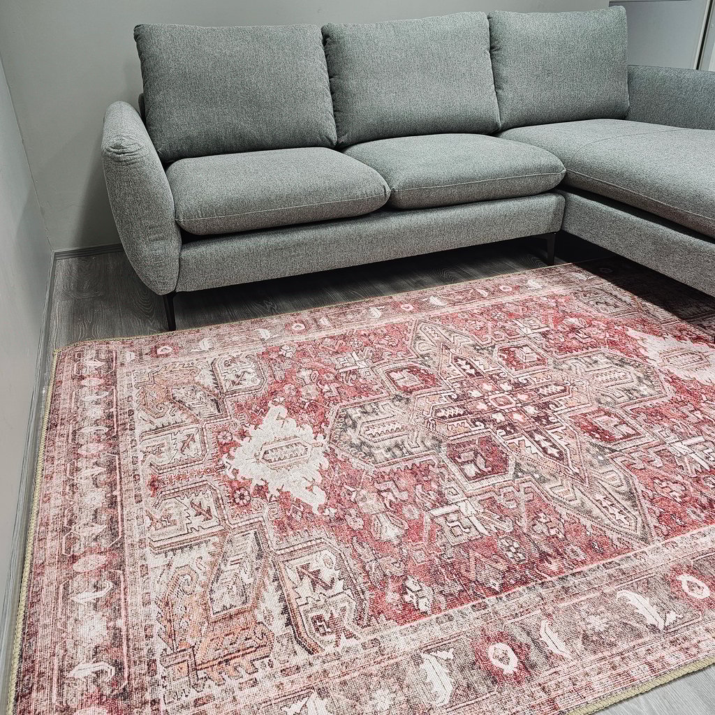 Sevilla matto 80x150 cm: Tyylikäs punainen polypropeenimatto, joka tuo lämpöä ja väriä sisustukseen. Sopii erinomaisesti olohuoneeseen, makuuhuoneeseen tai eteiseen. Kestävä ja helppohoitoinen.