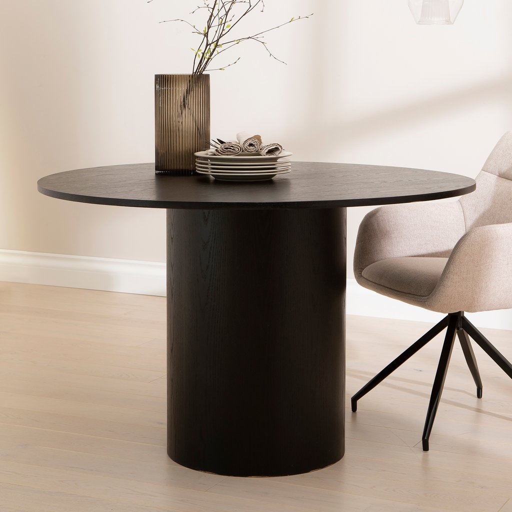 Rotondo & Everly ruokailuryhmä 120cm neljälle: Tyylikäs pyöreä ruokapöytä, halkaisija 120 cm, musta saarni. Ihanteellinen ruokailutilaan neljälle. Moderni muotoilu ja kestävä rakenne.