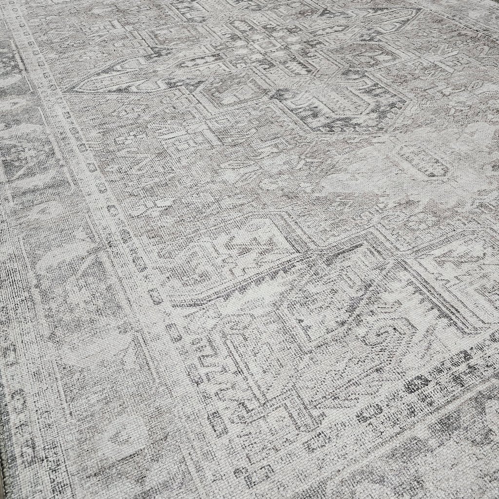 Dozza matto 160x230 cm: Tyylikäs harmaa polypropeenimatto, kestävä ja helppohoitoinen. Sopii täydellisesti olohuoneeseen, makuuhuoneeseen tai eteiseen.