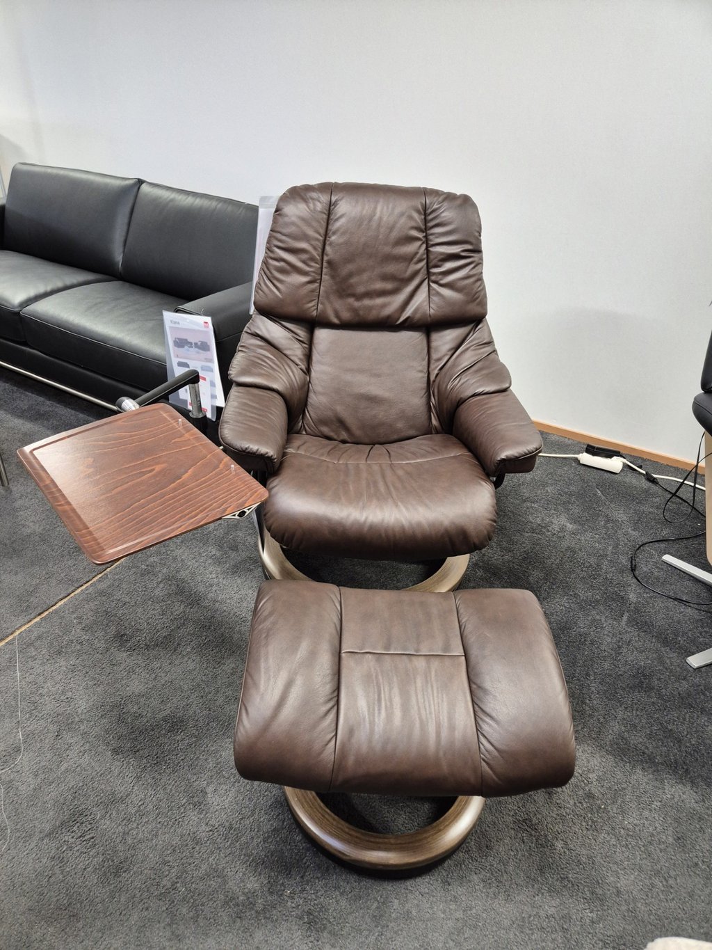 Stressless® Reno Nojatuoli ja rahi tietokonepöydällä