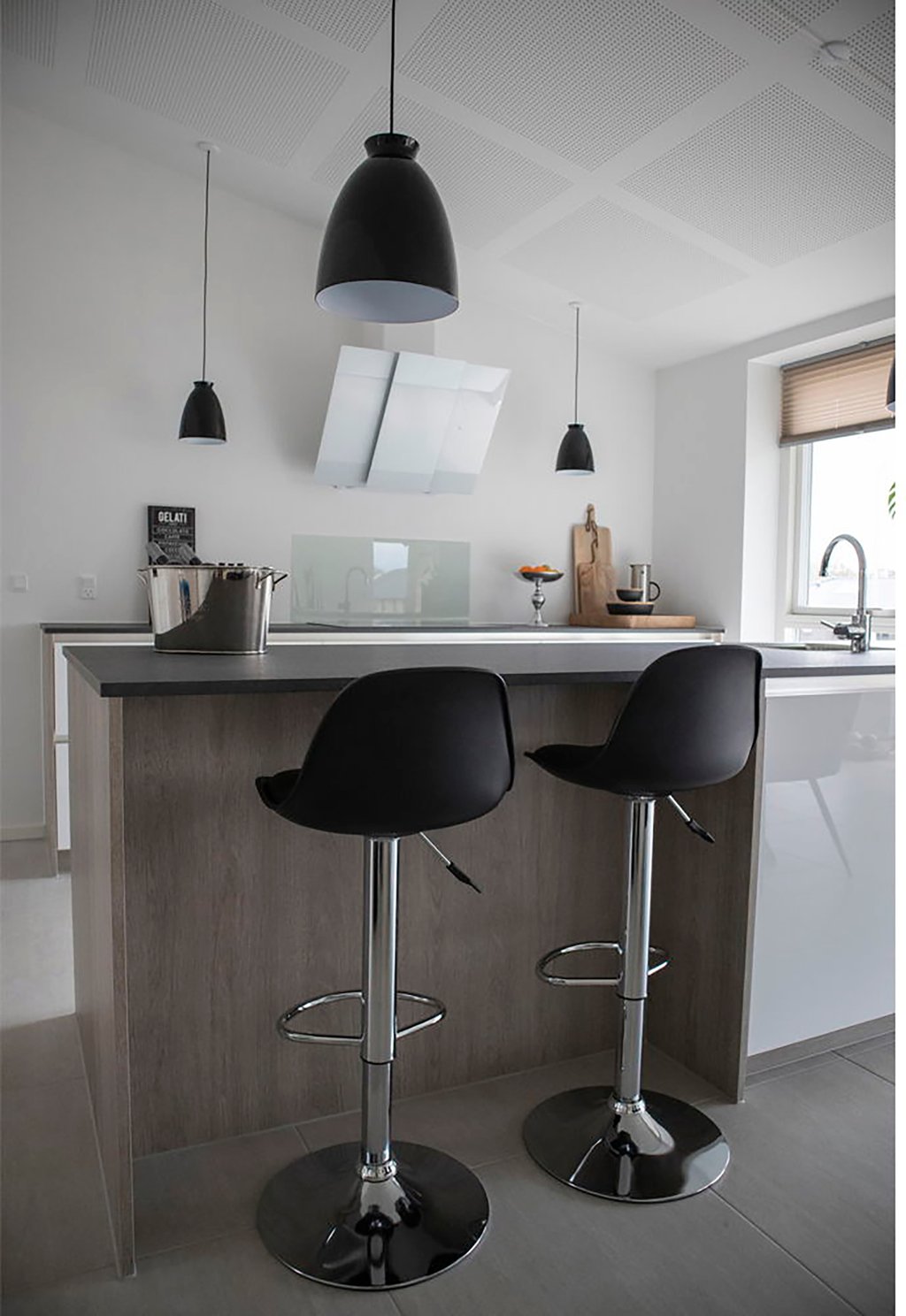 House Nordic Trondheim baarituoli, musta keinonahka/kromijalat