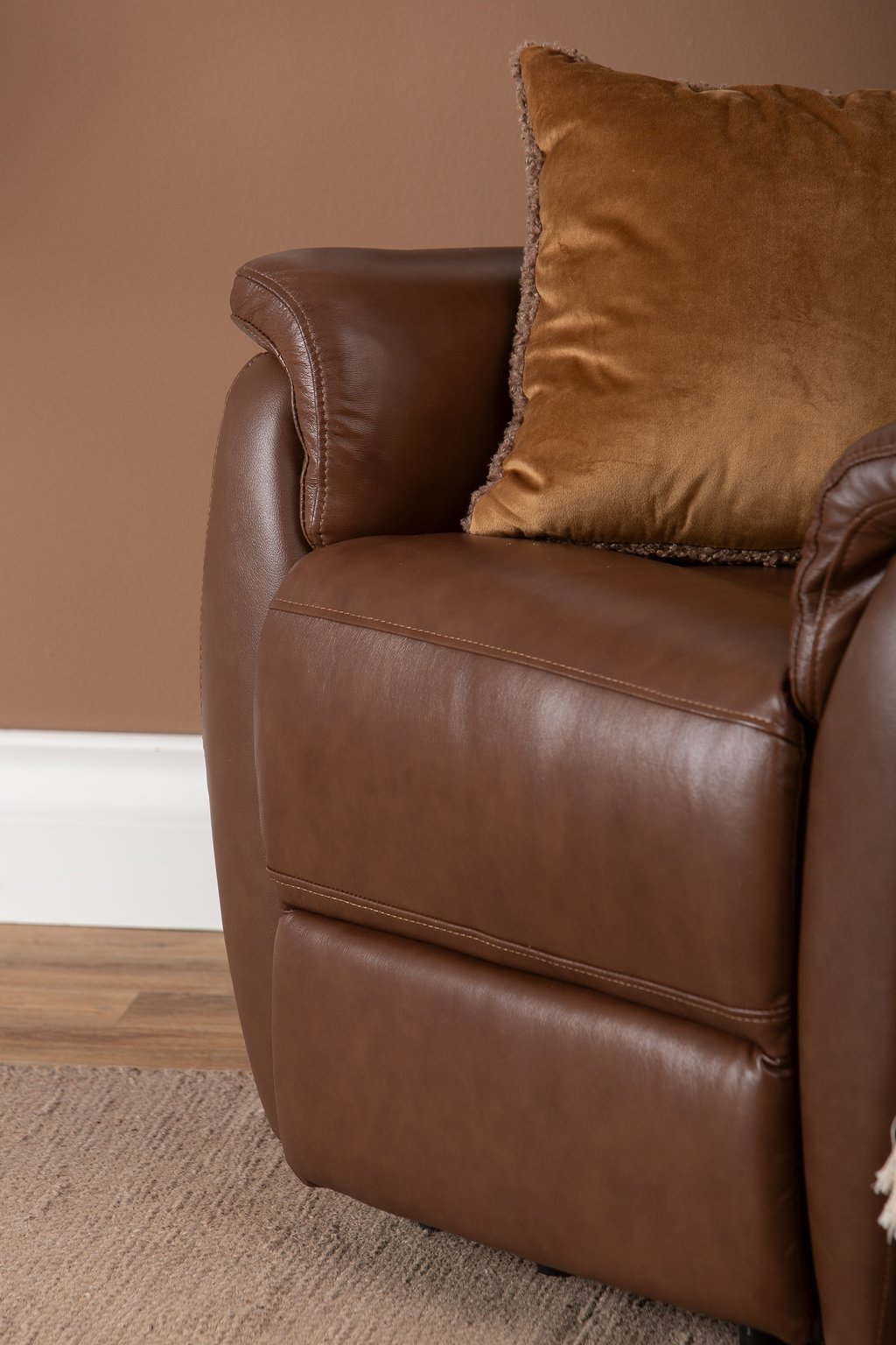 Loungea Colorado recliner-tuoli nostomekanismilla ruskea nahka/keinonahka