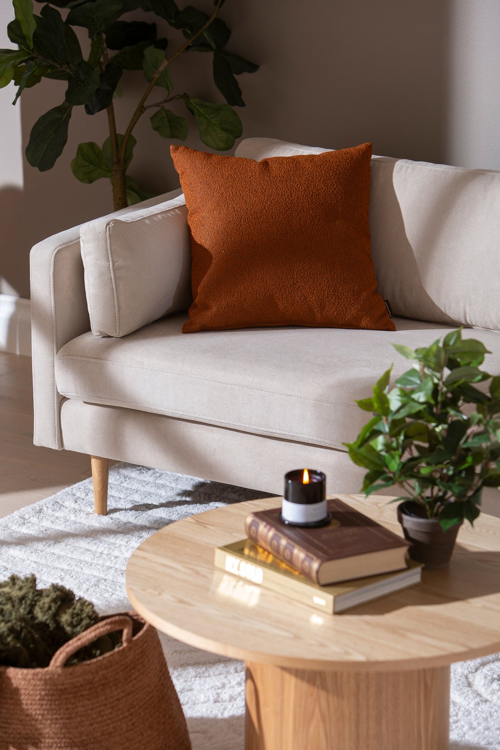 Copenhagen Nordic avokulmasohva (oikea), Soro 21 beige / tammijalat: Moderni kulmasohva, beige verhoilu ja tammijalat. Täydellinen olohuoneeseen, rauhoittava ja tyylikäs lisätilaan. Mukavuus ja muotoilu yhdistyvät.