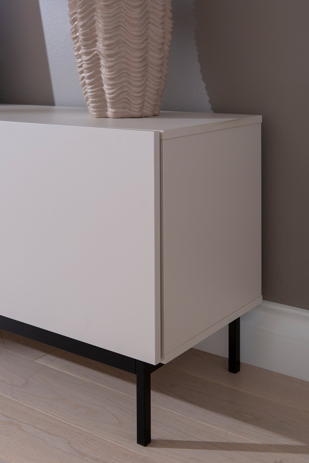 Lakeus taso nro 2. 197 cm taso nro 2. greige, metallinen jalkasokkeli