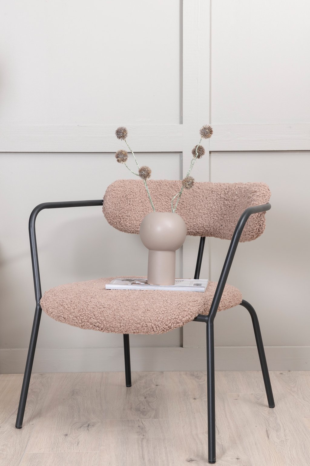 Duffy lounge-nojatuoli ruskea teddy: Tyylikäs Duffy nojatuoli, ruskea teddyverhoilu, tarjoaa mukavuutta ja lämpöä olohuoneeseen tai lukunurkkaukseen. Erinomainen valinta rentoutumiseen.