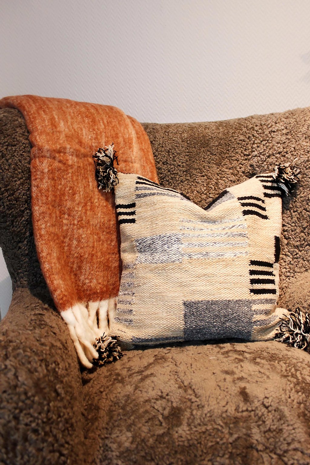 Maya tyynynpäällinen 50x50 cm: Tyylikäs MAYA-tyynynpäällinen tuo kodikkuutta sisustukseen. Sopii mainiosti olohuoneeseen tai makuuhuoneeseen. Pehmeä kangas ja moderni muotoilu.