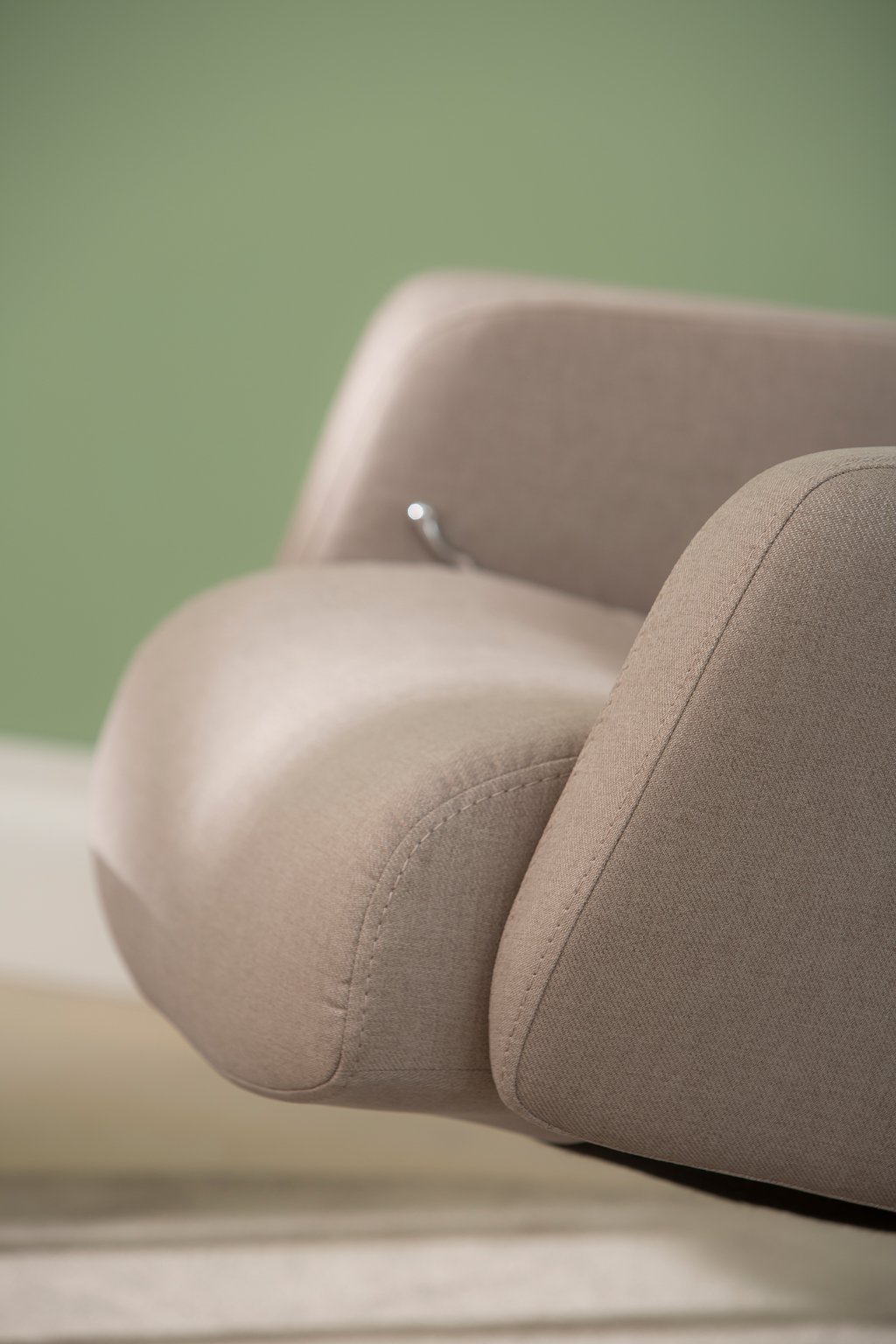 Astra tv-tuoli + rahi: Tyylikäs Astra-nojatuoli, joka tuo mukavuutta olohuoneeseen. Moderni design ja pehmeä verhoilu tekevät siitä täydellisen rentoutumiseen.