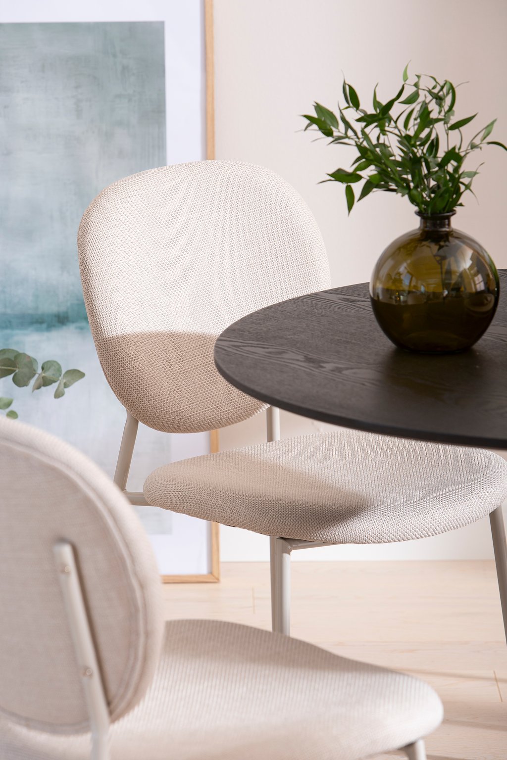 Apollo & Saga ruokailuryhmä pyöreä 100 cm neljälle. Musta pöytä / beige tuoli