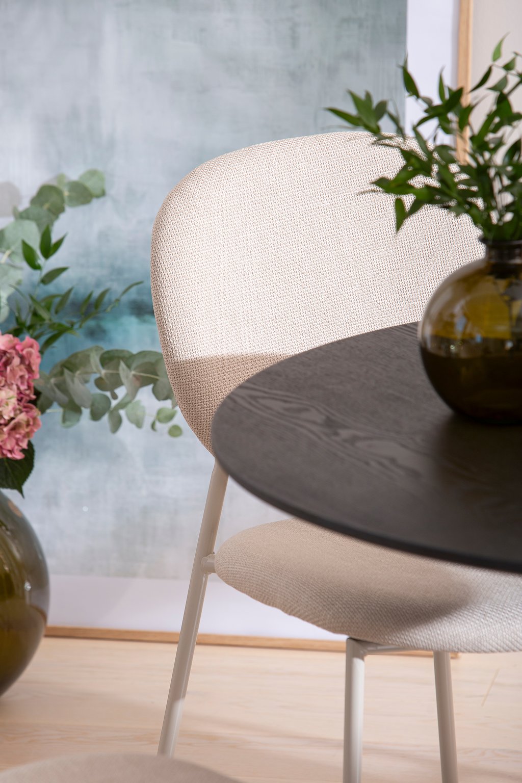 Apollo & Saga ruokailuryhmä pyöreä 100 cm neljälle. Musta pöytä / beige tuoli