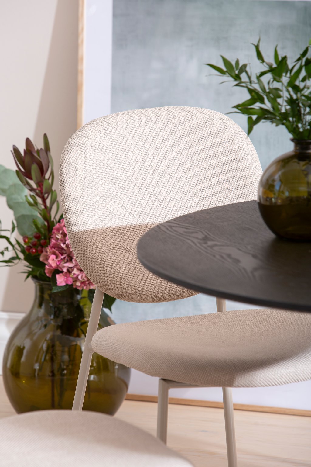 Apollo & Saga ruokailuryhmä pyöreä 100 cm neljälle. Musta pöytä / beige tuoli