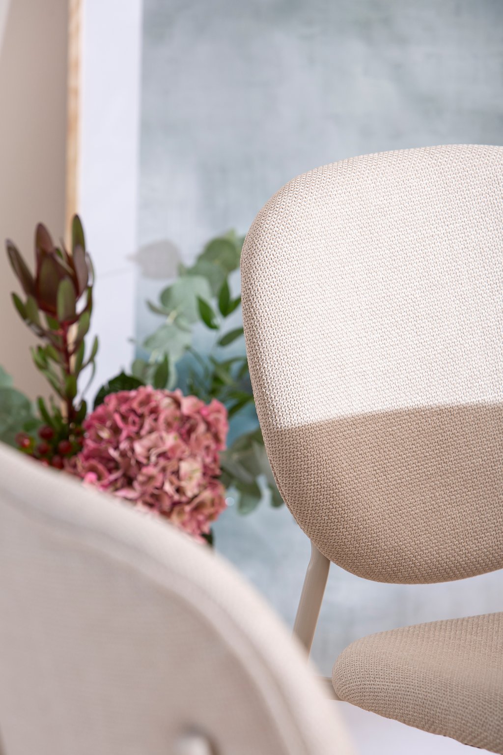 Apollo & Saga ruokailuryhmä pyöreä 100 cm neljälle. Musta pöytä / beige tuoli