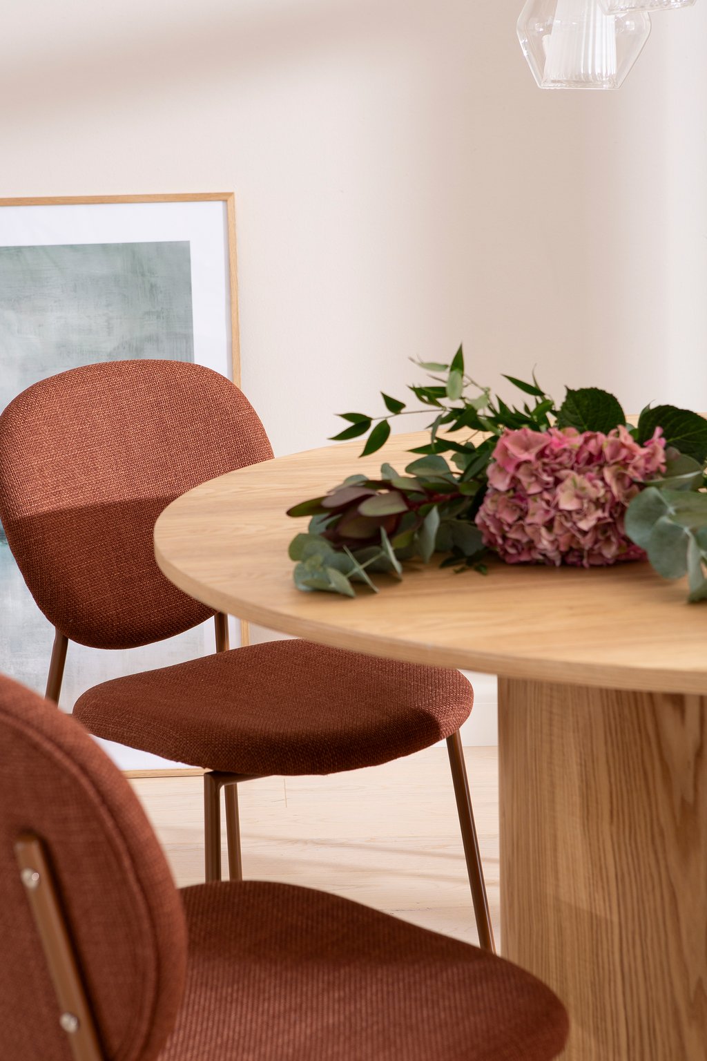 Rotondo & Saga ruokailuryhmä pyöreä 120 cm neljälle. Natural saarni pöytä / ruosteen värinen tuoli: Tyylikäs pyöreä ruokailuryhmä neljälle, jossa luonnollinen saarnipöytä ja rustiikkiset tuolit. Täydellinen ruokailutilan sisustukseen!