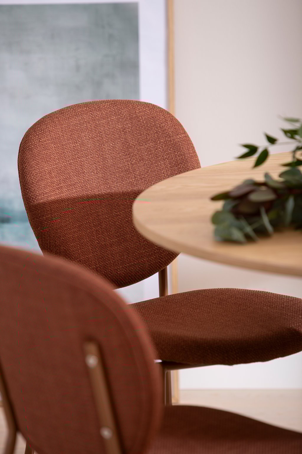 Rotondo & Saga ruokailuryhmä pyöreä 120 cm neljälle. Natural saarni pöytä / ruosteen värinen tuoli: Tyylikäs pyöreä ruokailuryhmä neljälle, jossa luonnollinen saarni-pöytä ja rustiikkiset tuolit. Sopii täydellisesti moderniin ruokailutilaan.