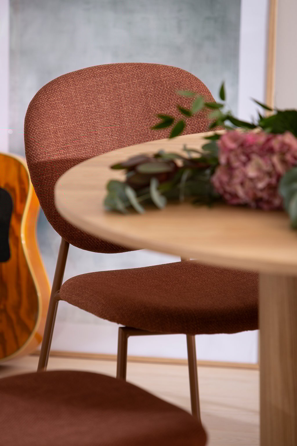 Rotondo & Saga ruokailuryhmä pyöreä 120 cm neljälle. Natural saarni pöytä / ruosteen värinen tuoli: Tyylikäs pyöreä ruokailuryhmä neljälle, sisältäen luonnon sävyisen saarnipöydän ja rustiikkiset tuolit. Ihanteellinen moderniin ruokailutilaan.
