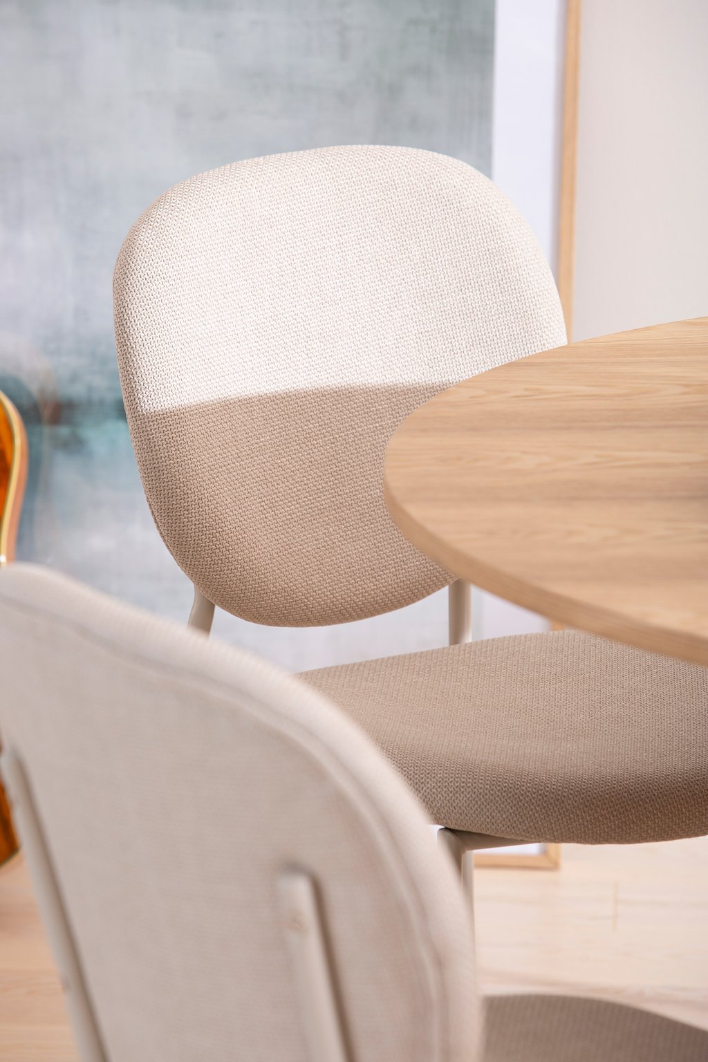 Rotondo & Saga ruokailuryhmä pyöreä 120 cm neljälle. Natural saarni pöytä / beige tuoli: Tyylikäs pyöreä ruokailuryhmä neljälle, luonnonvaalealla saarnipöydällä ja beigeillä tuoleilla. Täydellinen valinta ruokailutilaan, jossa haluat luoda kodikasta tunne