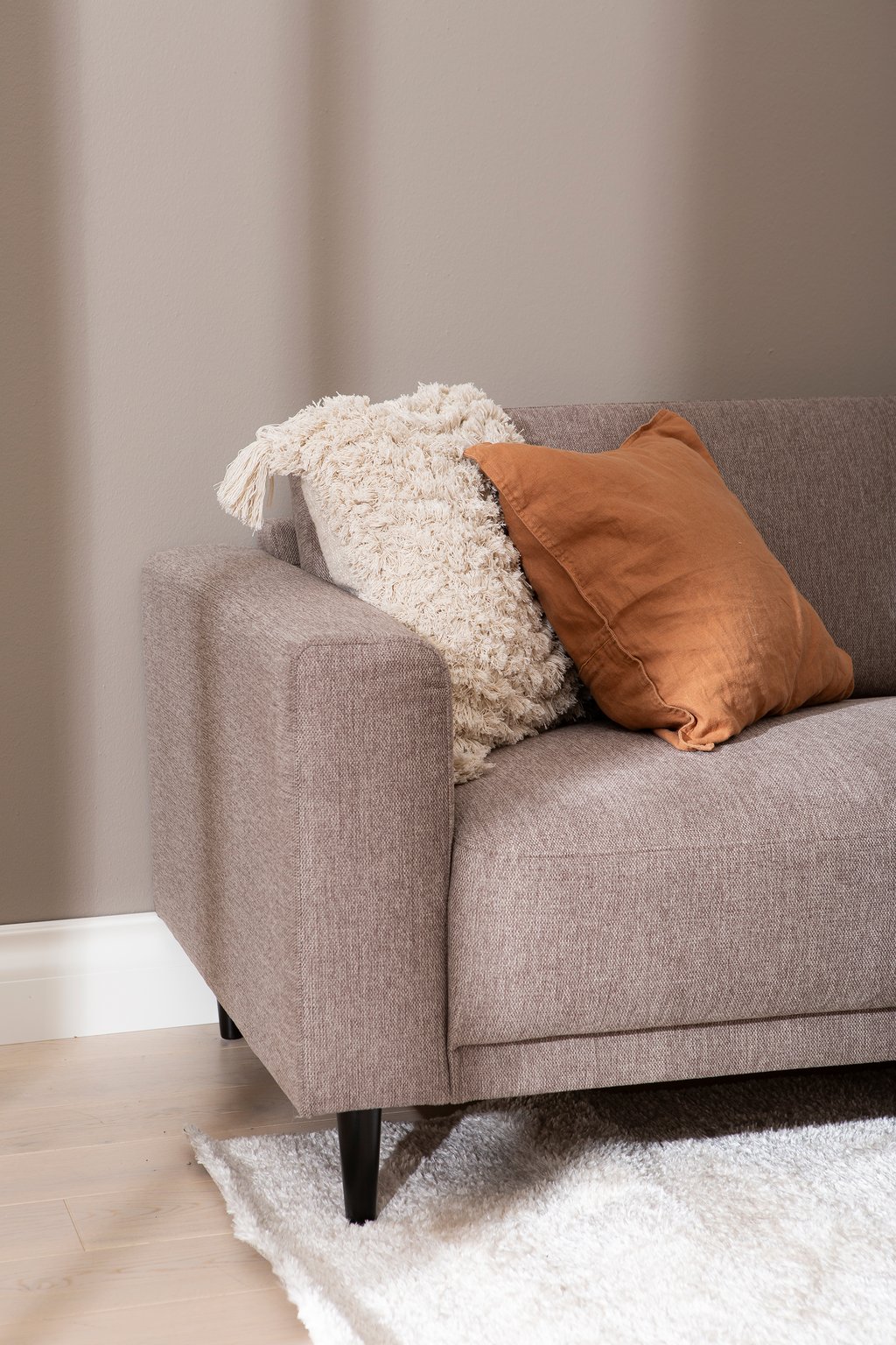 Portland Kulmasohva 2K3, beige: Tyylikäs Portland-kulmasohva beige väri, muokattavat moduulit, täydellinen olohuoneeseen. Tarjoaa mukavuutta ja modernia ilmettä.