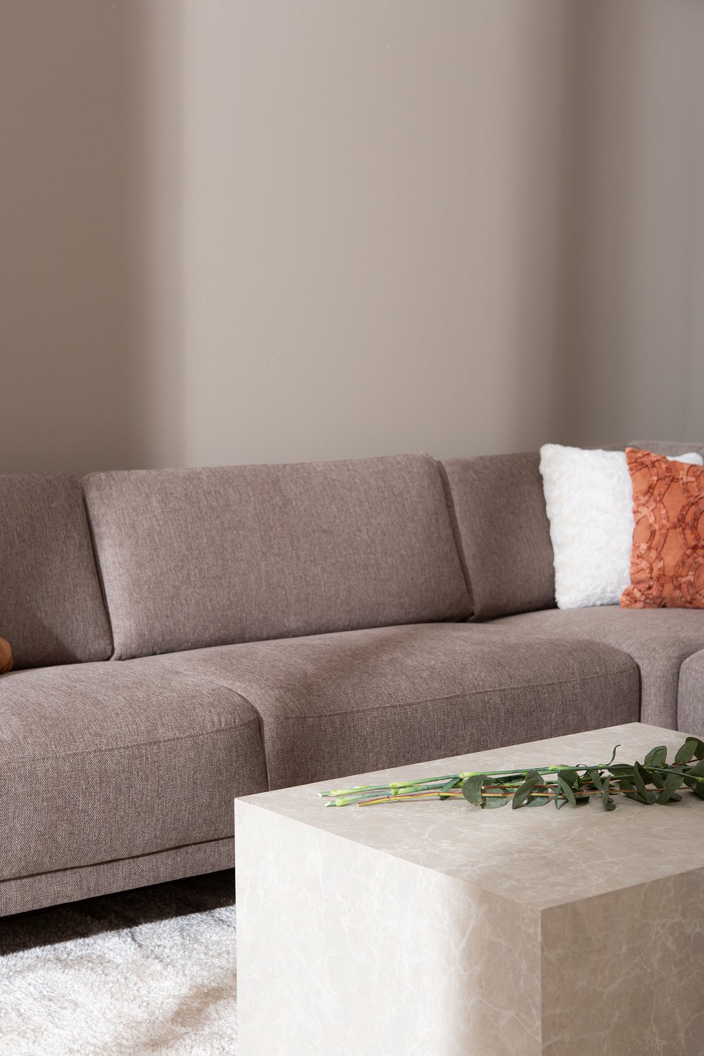 Portland Kulmasohva 2K3, beige: Muokattava Portland-kulmasohva beige, moderni ja tyylikäs, täydellinen olohuoneeseen. Mukautettava muotoilu, ergonomiset istuimet ja tilaa säästävä design.