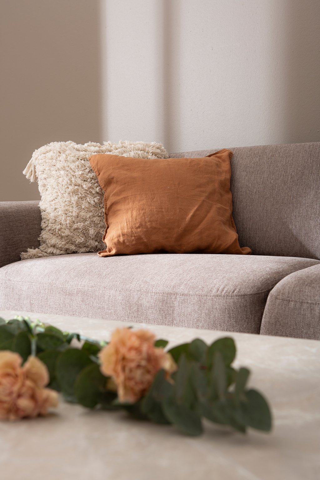 Portland Kulmasohva 2K3, beige: Moderni kulmasohva Portland, muokattava ja tilaa säästävä vaihtoehto olohuoneeseen. Beige kangas, tyylikäs ja mukava istua.
