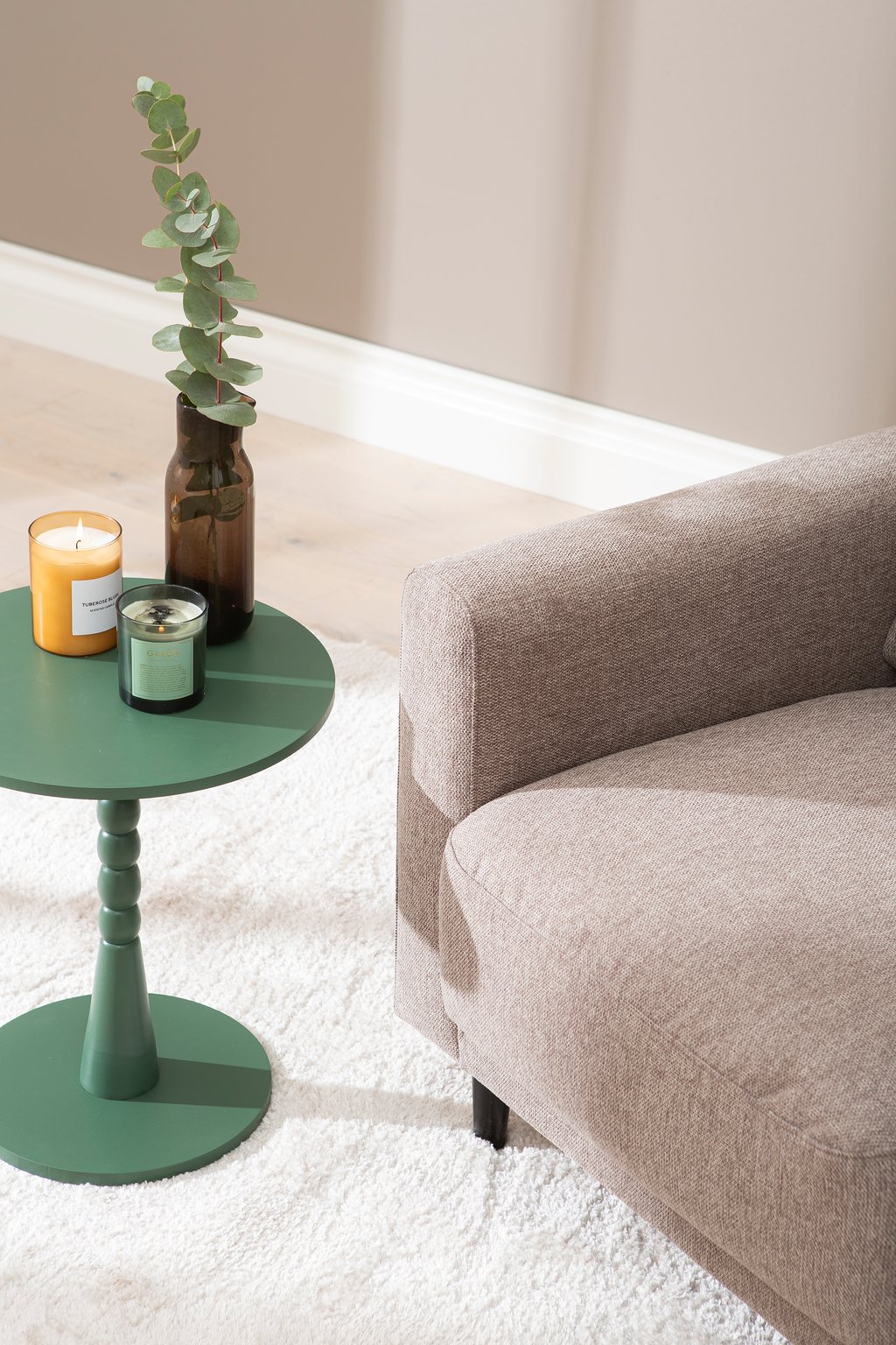 Portland Nojatuoli, beige: Tyylikäs beige nojatuoli Portland, täydellinen lisä olohuoneeseen. Mukava istuin, joka tuo lämpöä ja eleganssia sisustukseen.