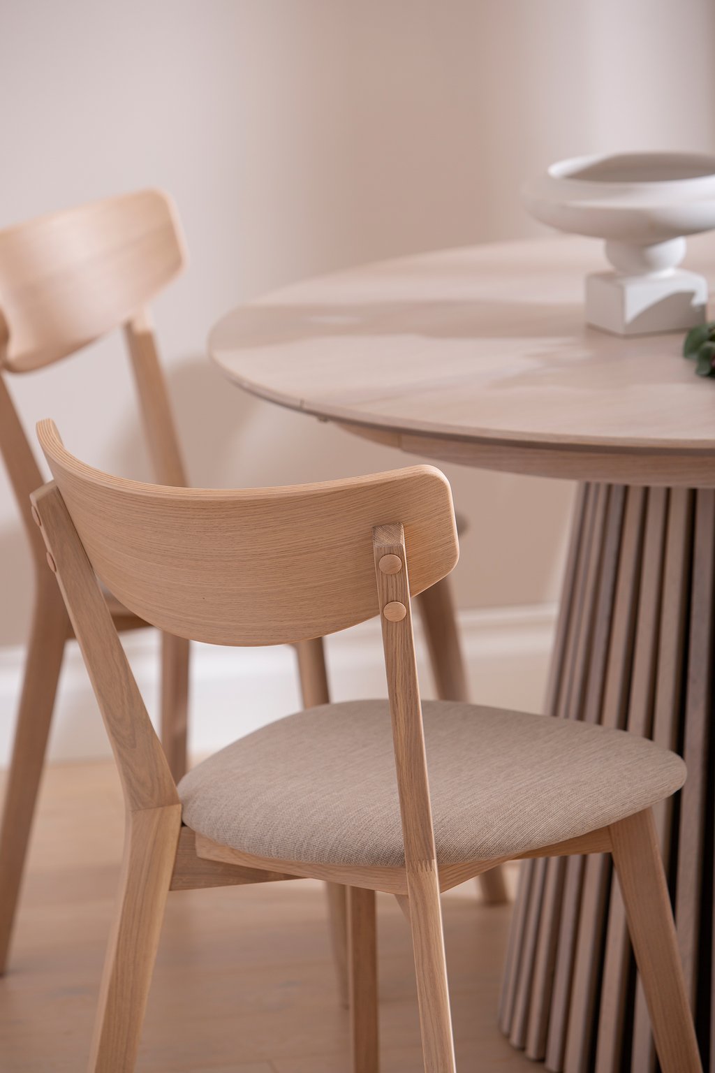 Metz & Ekholmen ruokailuryhmä pyöreä 120cm neljälle: Tyylikäs pyöreä ruokapöytä, valkolakattu, Ø120 cm, täydellinen neljälle. Yhdistä Nordic tammituoleihin, luo moderni ruokailutila.