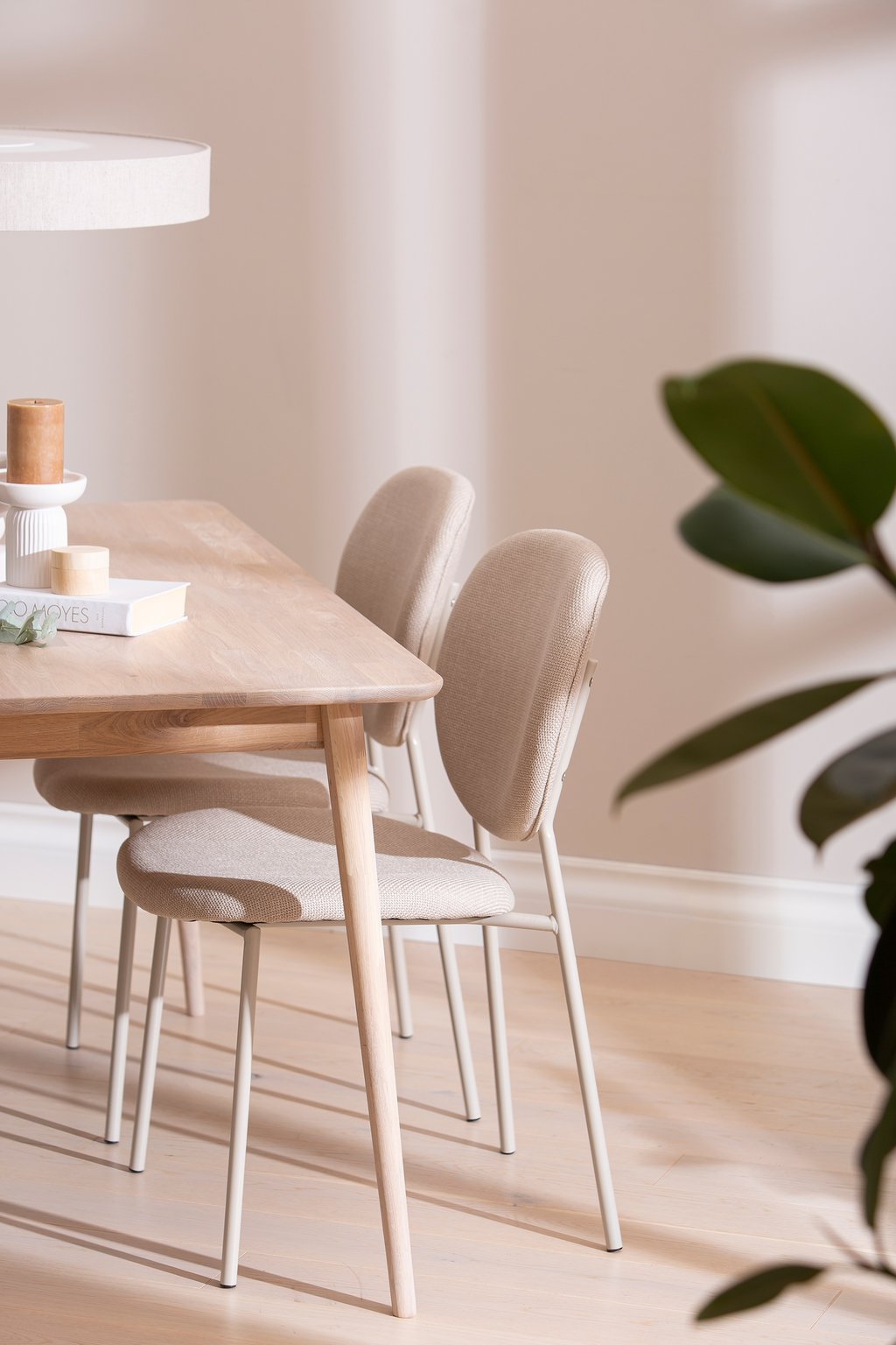 Ekholm & Saga ruokailuryhmä 140x90 neljälle: Tyylikäs ruokapöytä neljälle, Nordic-tammi, 140x90 cm. Sopii täydellisesti moderniin ruokailutilaan, yhdistä tyylikkäisiin tuoleihin.