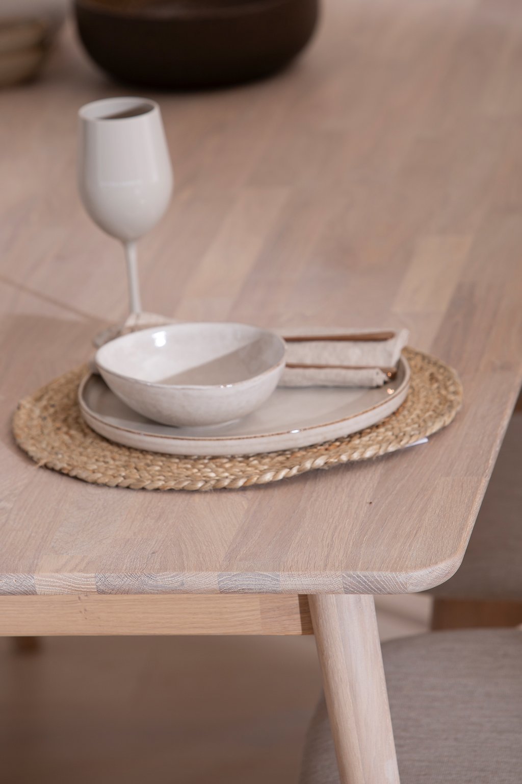 Ekholm & Ekholmen ruokailuryhmä 180x90 kuudelle: Tyylikäs ruokapöytä kuudelle, Nordic tammi -viimeistely, täydellinen ruokailutilan kaluste. Yhdistä Ekholmen-tuoleihin moderniin sisustukseen.