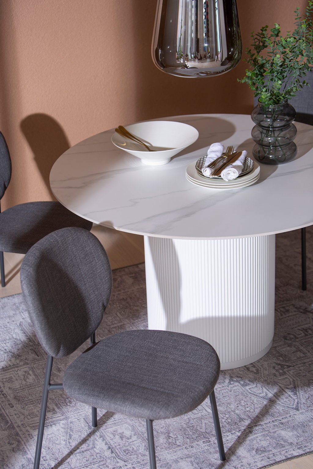 Kalida & Saga ruokailuryhmä 120cm neljälle: Tyylikäs pyöreä ruokapöytä valkoisella marmoripinnalla, halkaisija 120 cm. Sopii neljälle, täydellinen ruokailutilan keskipisteeksi.