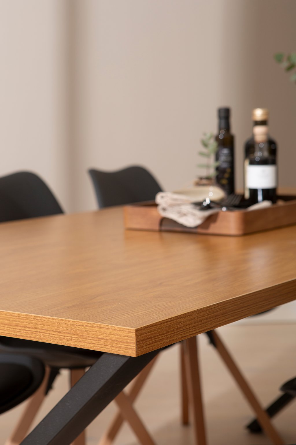 Cenni & Concept Oak ruokailuryhmä 190x90 kuudelle: Tyylikäs ruokapöytä kuudelle, tammi-melamiini, mustalla jalalla. Sopii moderniin ruokailutilaan, täydellinen ruokailuryhmä.