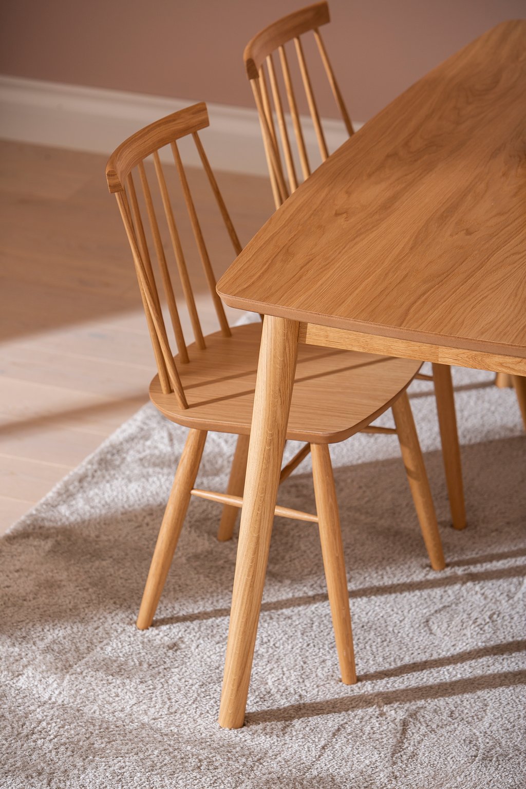 Reino ruokailuryhmä 140x90 neljälle, lakattu tammi: Tyylikäs ruokailuryhmä neljälle, lakattu tammi, moderni muotoilu. Sopii täydellisesti ruokailutilaan tai keittiöön. Ideal for dining area.