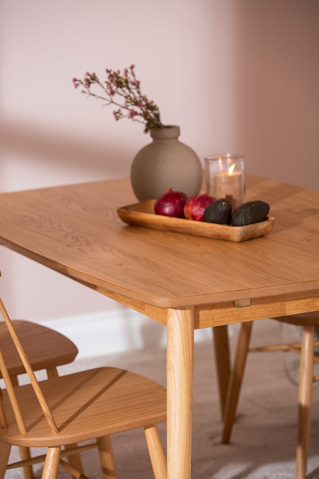 Reino ruokailuryhmä 140x90 neljälle, lakattu tammi: Tyylikäs Reino ruokailuryhmä neljälle, lakattu tammi, täydellinen ruokailutilaan. Moderni design, kestävä rakenne, sopii niin arkeen kuin juhliin.