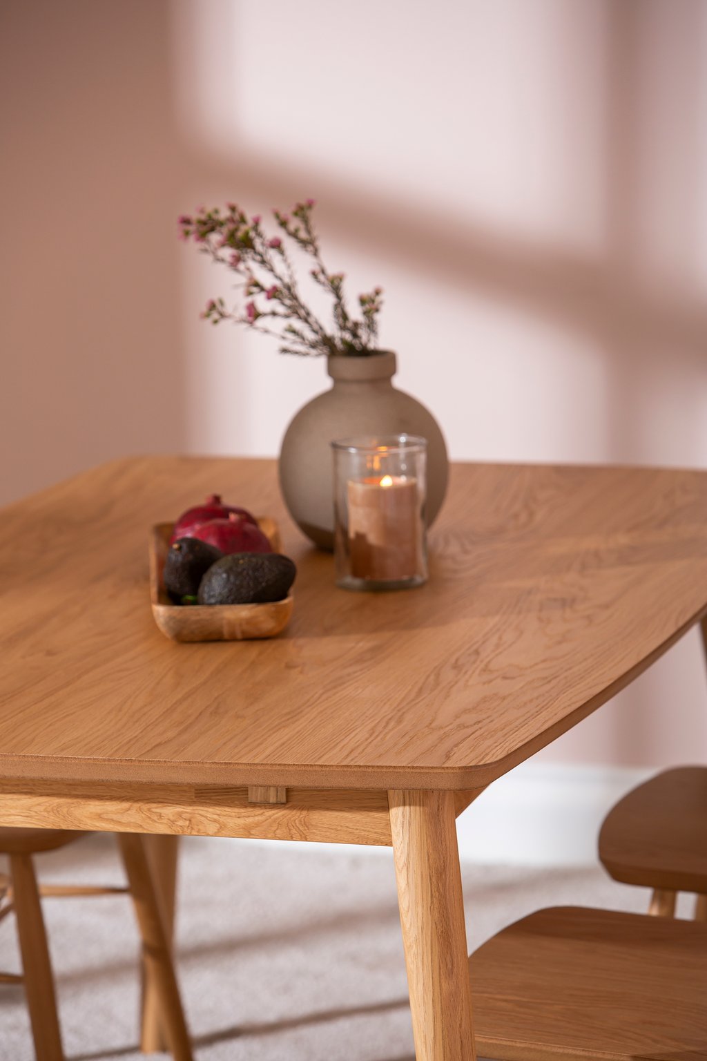 Reino ruokailuryhmä 140x90 neljälle, lakattu tammi: Tyylikäs Reino ruokailuryhmä neljälle, lakattua tammea. Sopii täydellisesti moderniin ruokailutilaan. Kompakti 140x90 cm pöytä ja mukavat tuolit luovat viihtyisän ruokailukokemuksen.