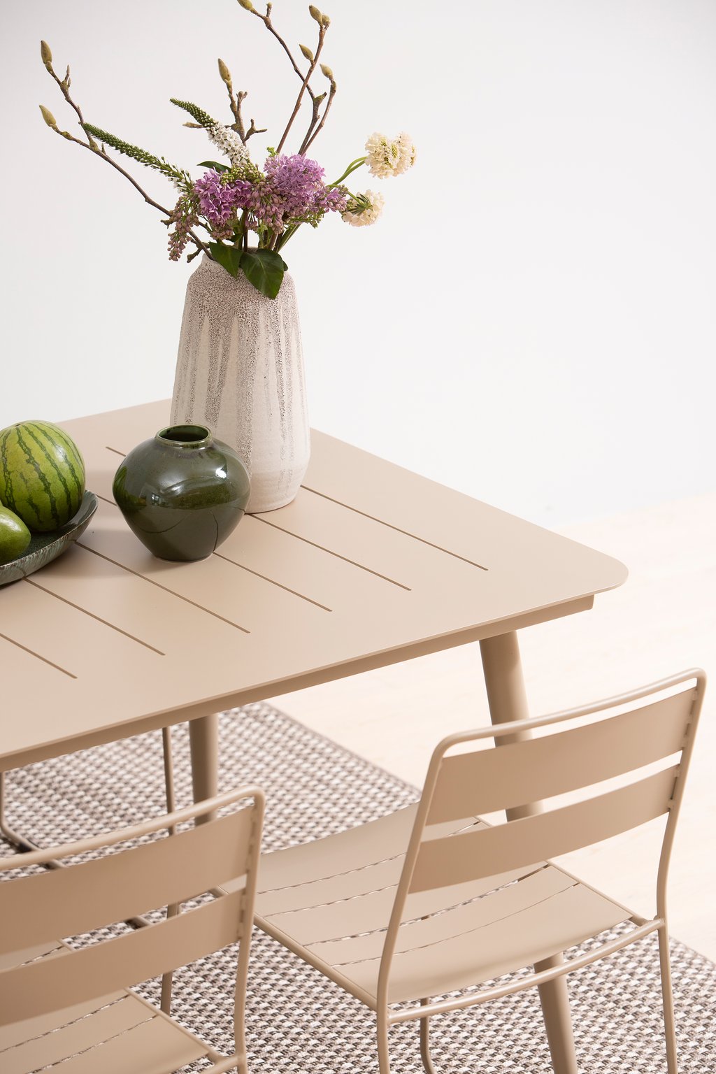 Lina ruokailuryhmä 200x90 kuudelle: Tyylikäs ulkoruokailuryhmä vaaleassa taupe-sävyssä, sisältäen 200x90 cm pöydän ja kuusi tuolia. Täydellinen terassille tai puutarhaan.