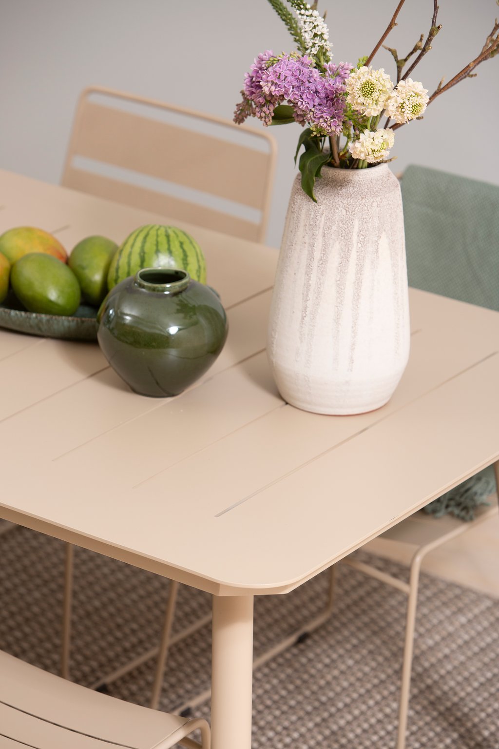 Lina ruokailuryhmä 200x90 kuudelle: Tyylikäs ulkoruokailuryhmä, jossa vaalean taupe väri. Sisältää 200x90 cm pöydän ja 6 tuolia. Täydellinen terassille tai puutarhaan.