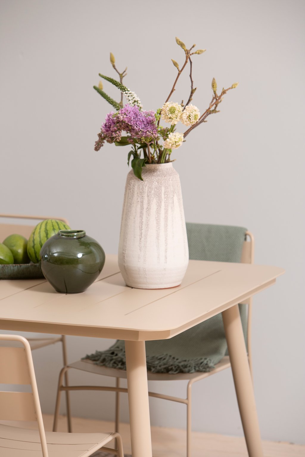 Lina ruokailuryhmä 200x90 kuudelle: Tyylikäs ulkoruokailuryhmä, jossa vaalea taupe-pöytä (200x90 cm) ja kuusi samaa sävyä olevaa tuolia. Täydellinen terassille tai puutarhaan.