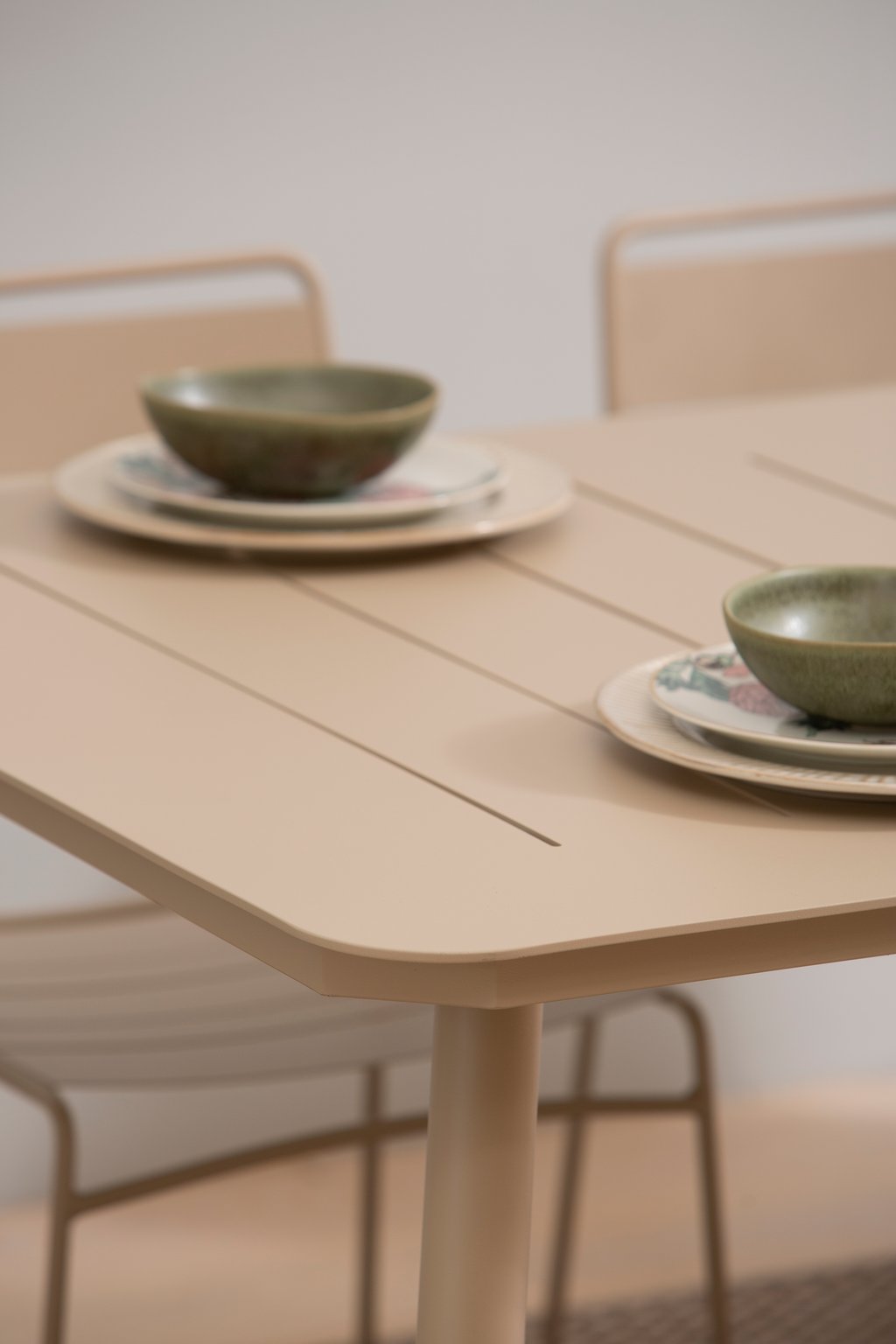 Lina ruokailuryhmä 200x90 kuudelle: Tyylikäs ruokailuryhmä ulos, vaalea taupe, sisältäen 200x90 cm pöydän ja 6 tuolia. Erinomainen valinta terassille tai puutarhaan!
