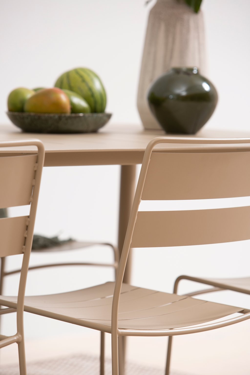 Lina ruokailuryhmä 200x90 kuudelle: Tyylikäs ulkoruokailuryhmä, jossa vaalea taupe-pöytä (200x90 cm) ja kuusi tuolia. Ihanteellinen terassille tai puutarhaan, luo miellyttävän ruokailuympäristön.