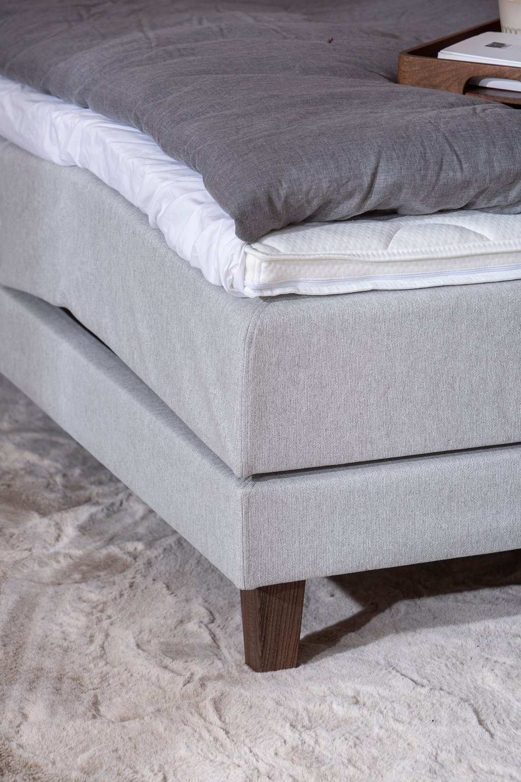 Moon Basic moottorisänky 160x200, Primo 84 vaaleanharmaa, petauspatjalla ja kännykkätaskuilla: Moottorisänky 160 cm leveä, säädettävä petauspatjalla ja kannykätaskuilla. Täydellinen makuuhuoneeseesi mukautuvan mukavuuden takia.