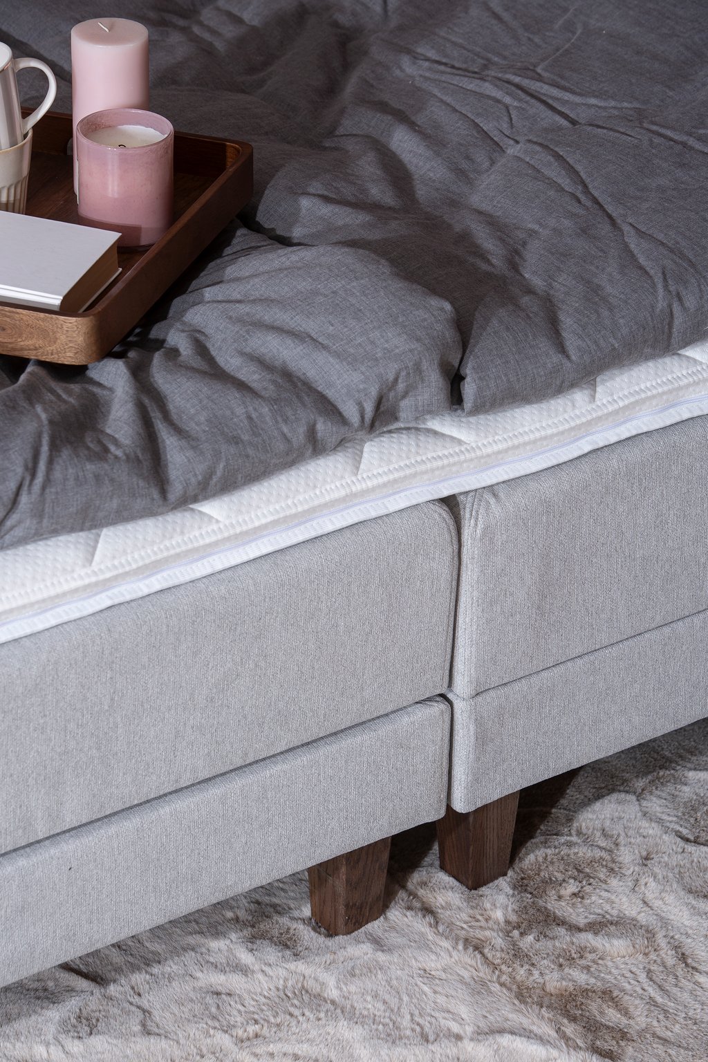 Moon Basic moottorisänky 160x200, Primo 84 vaaleanharmaa, petauspatjalla ja kännykkätaskuilla: Moottorisänky 160 cm leveä, säädettävä ja dynaaminen malli. Mukautuva patja takaa optimaalisen mukavuuden makuuhuoneeseen.
