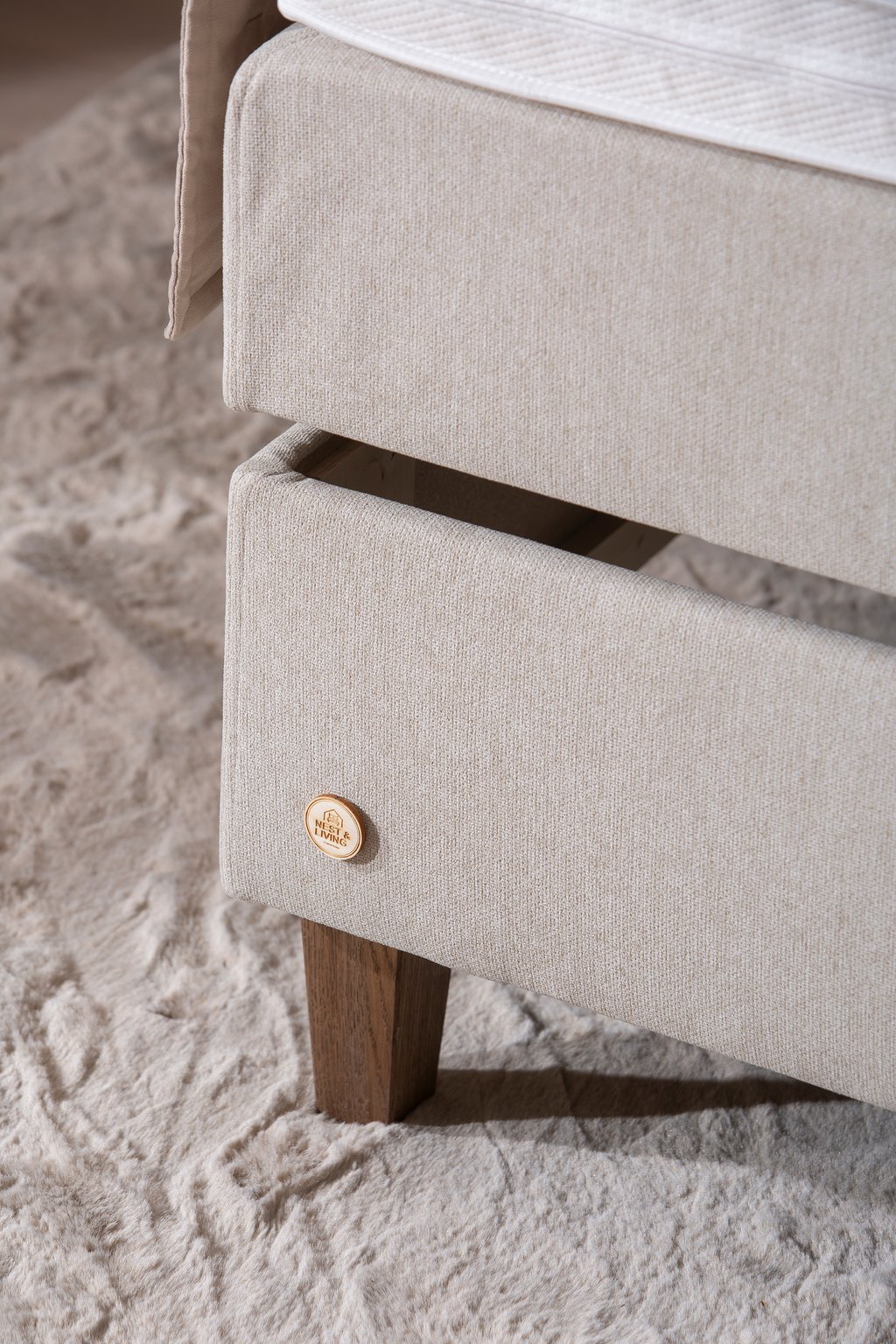 Moon Lux moottorijenkkisänky 160x200 beige, petauspatjalla, päädyllä ja kännykkätaskuilla: Moottorisänky 160 cm, beige. Mukautuva mukavuus, täydellinen makuuhuoneeseen. Sisältää laadukkaan patjan ja kätevät taskujouset.