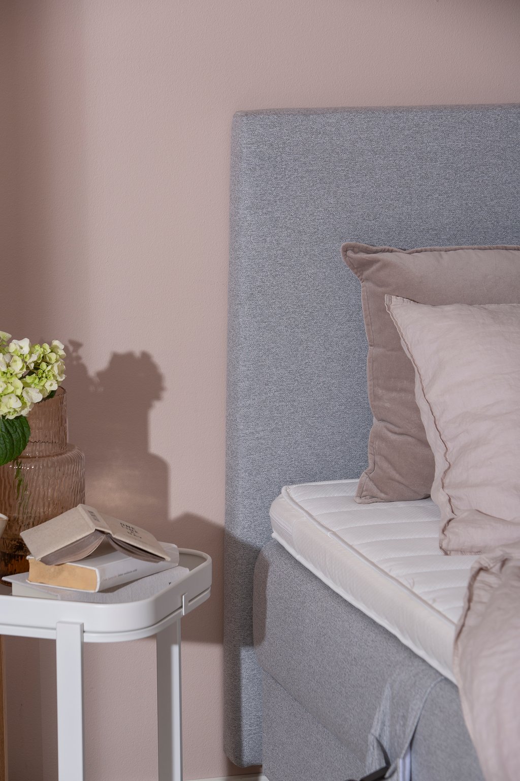Sense Premium moottorijenkkisänky 160x200 vaaleanharmaa, petauspatjalla ja päädyllä: Moottorisänky 160 cm leveä, vaaleanharmaa. Säädettävä pituus ja mukautuva rakenne tarjoavat optimaalista mukavuutta makuuhuoneeseen.