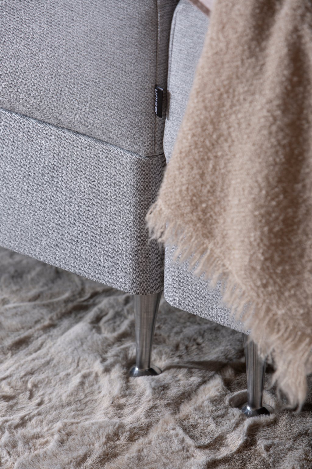 Sense Premium moottorijenkkisänky 160x200 vaaleanharmaa, petauspatjalla ja päädyllä: Moottorisänky 160 cm leveä, vaaleanharmaa. Säädettävä patja mukautuu kehon muotoon, tarjoaen optimaalisen nukkumismukavuuden. Sopii makuuhuoneeseen.