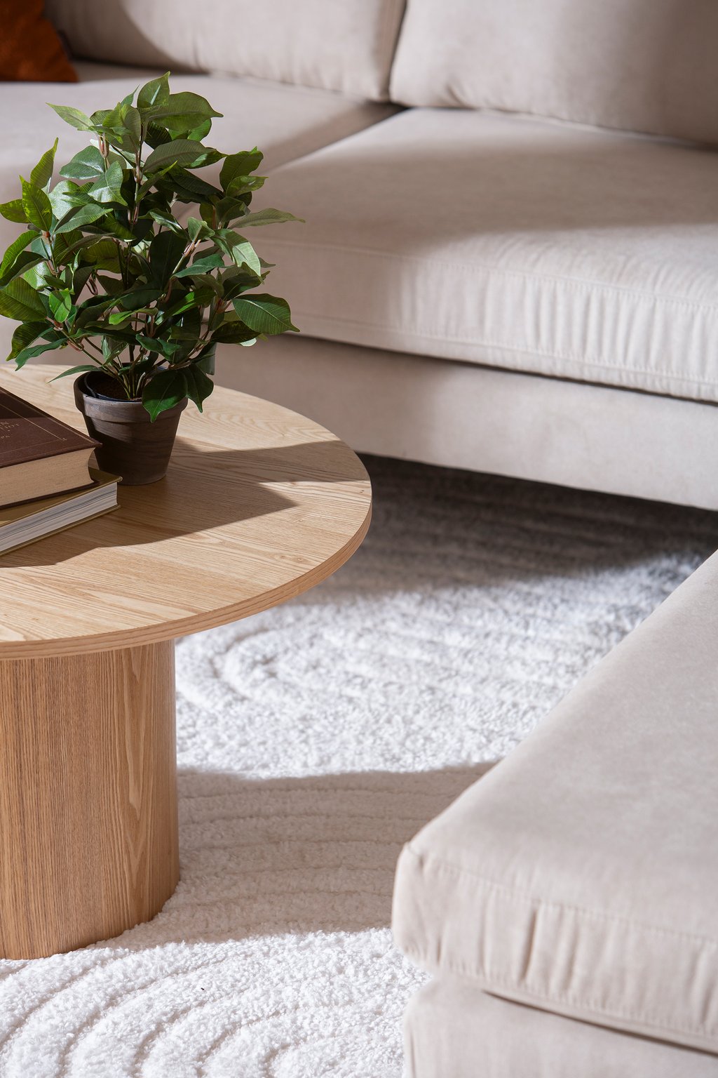 Copenhagen Nordic avokulmasohva (oikea), Soro 21 beige / tammijalat: Tyylikäs beige kulmasohva, jossa tammijalat. Sopii täydellisesti olohuoneen sisustukseen. Moduulirakenne mahdollistaa muunneltavuuden.